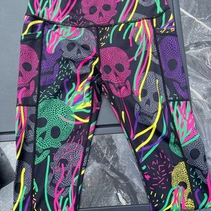 CVG Colorful skulls capris size small